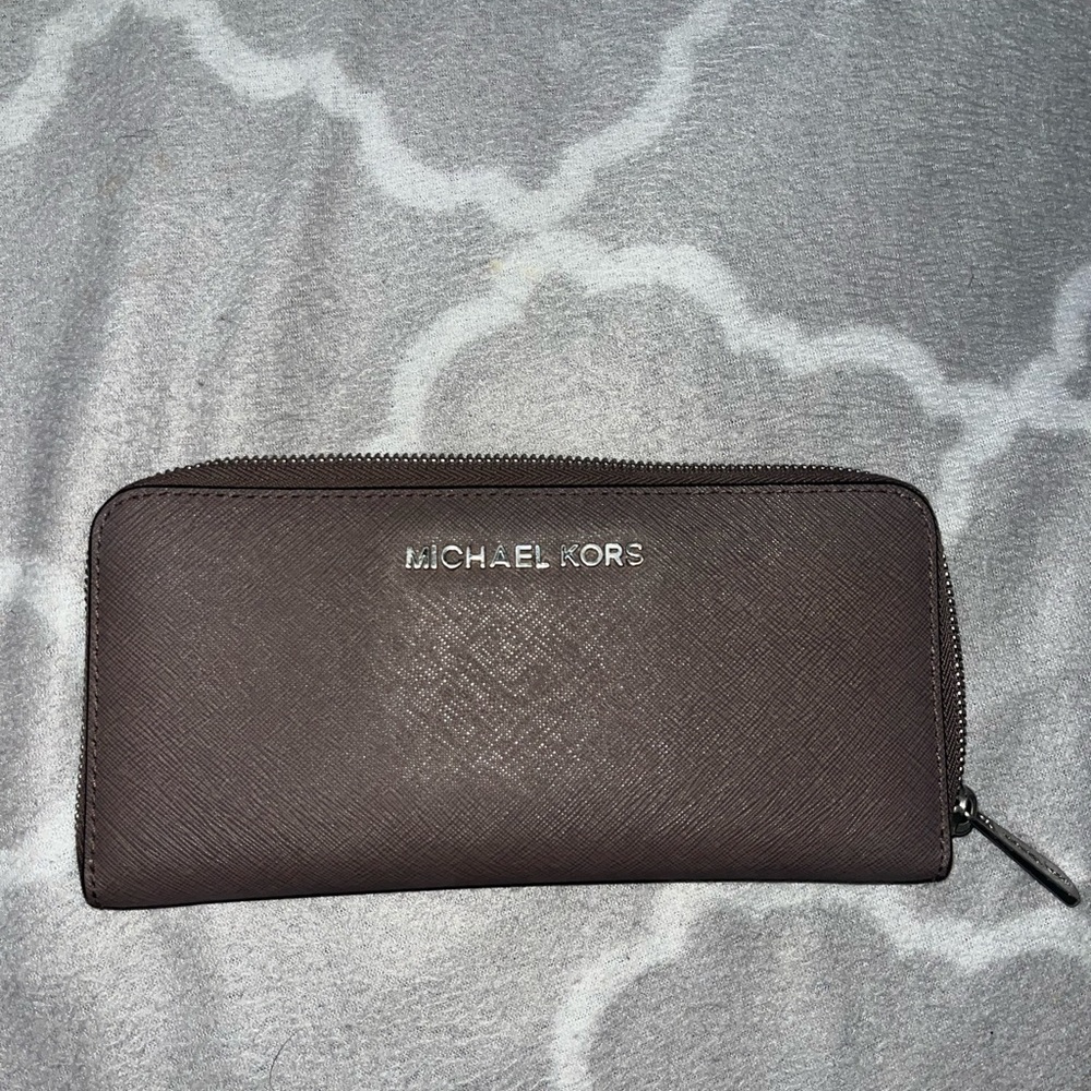 Michael kors wallet near mint condition
